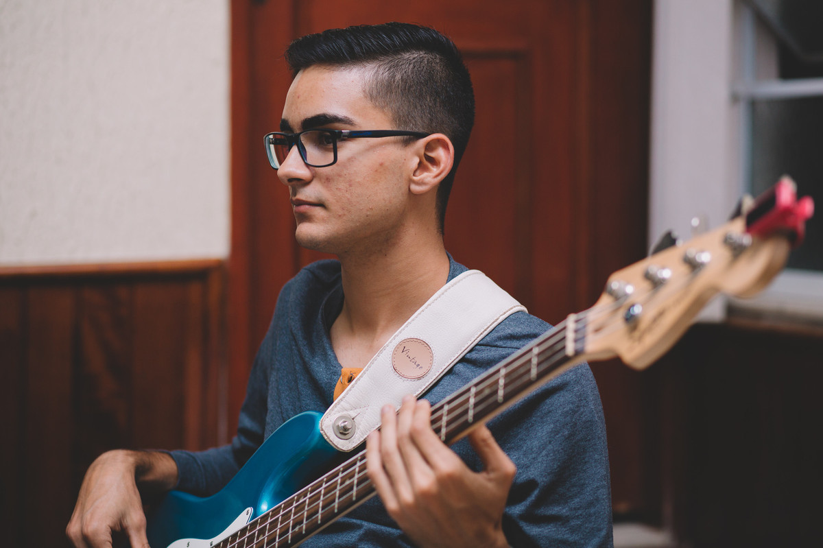 Garoto tocando baixo