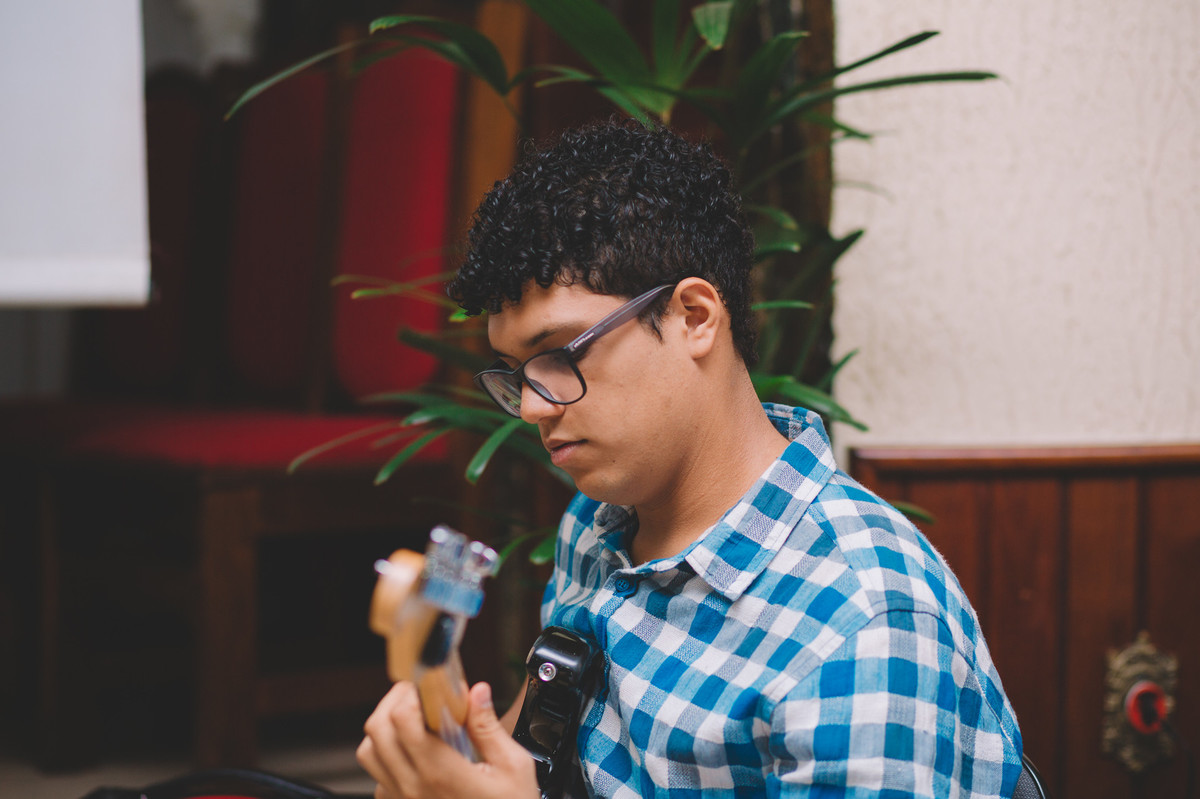 Garoto tocando guitarra
