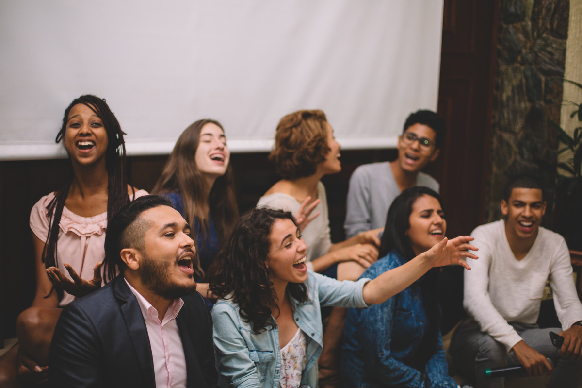 Grupo cantando bem feliz