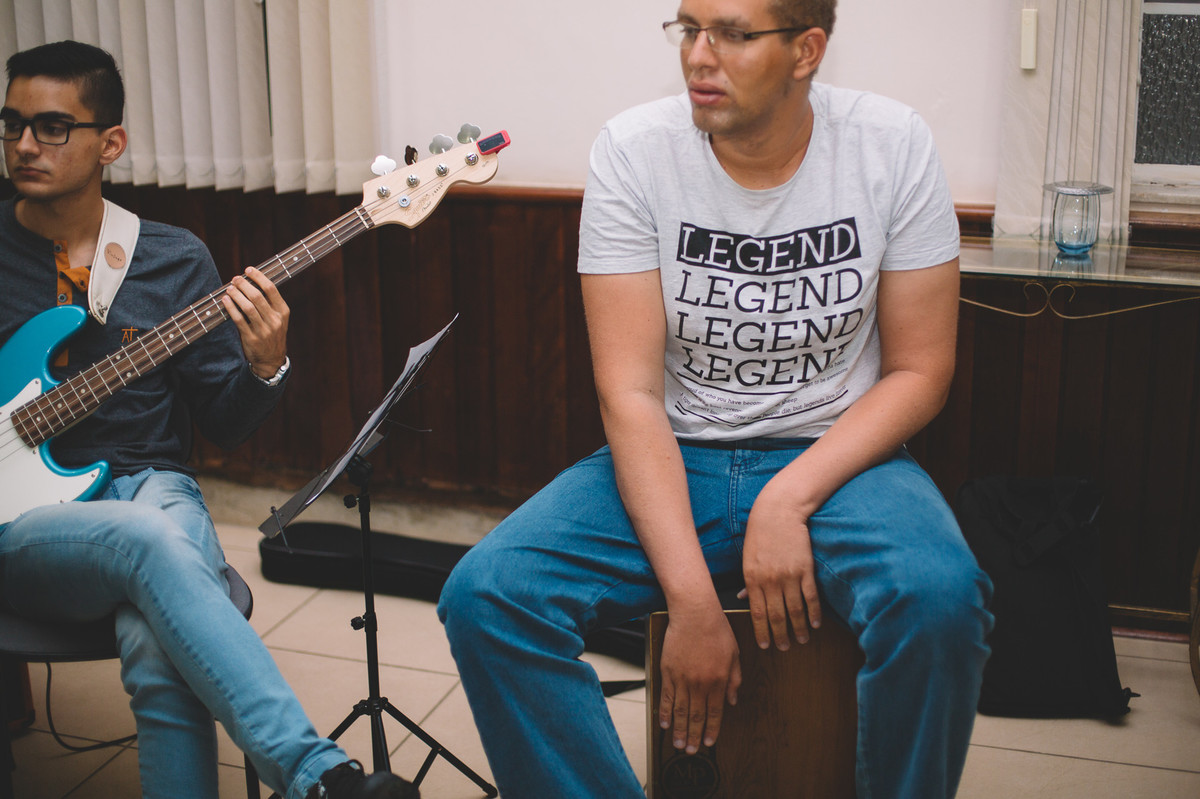 Homem tocando Cajôn