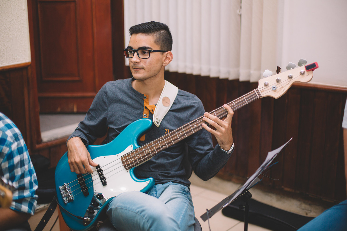 Homem tocando baixo