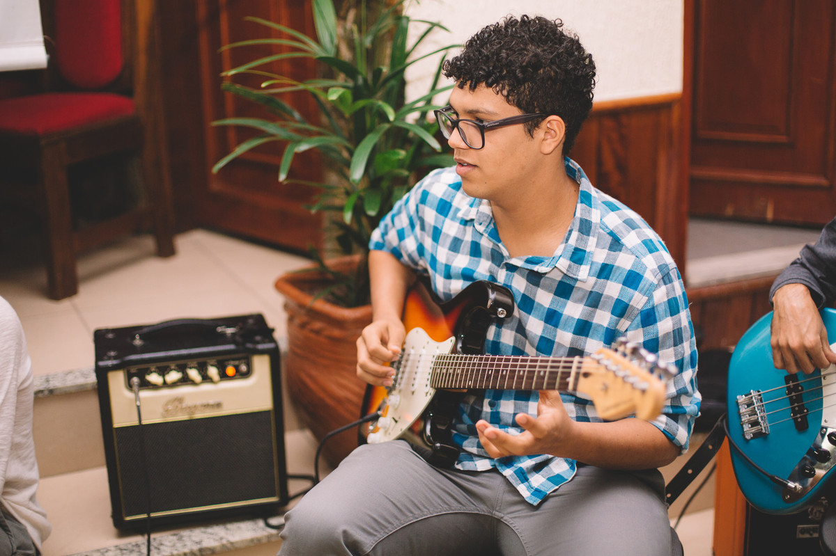Homem tocando guitarra