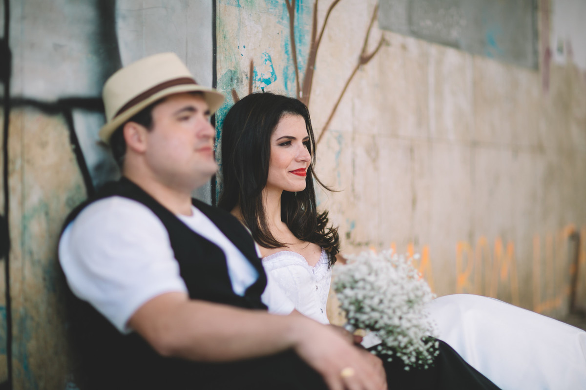 Noiva feliz encantada numa parade com grafite