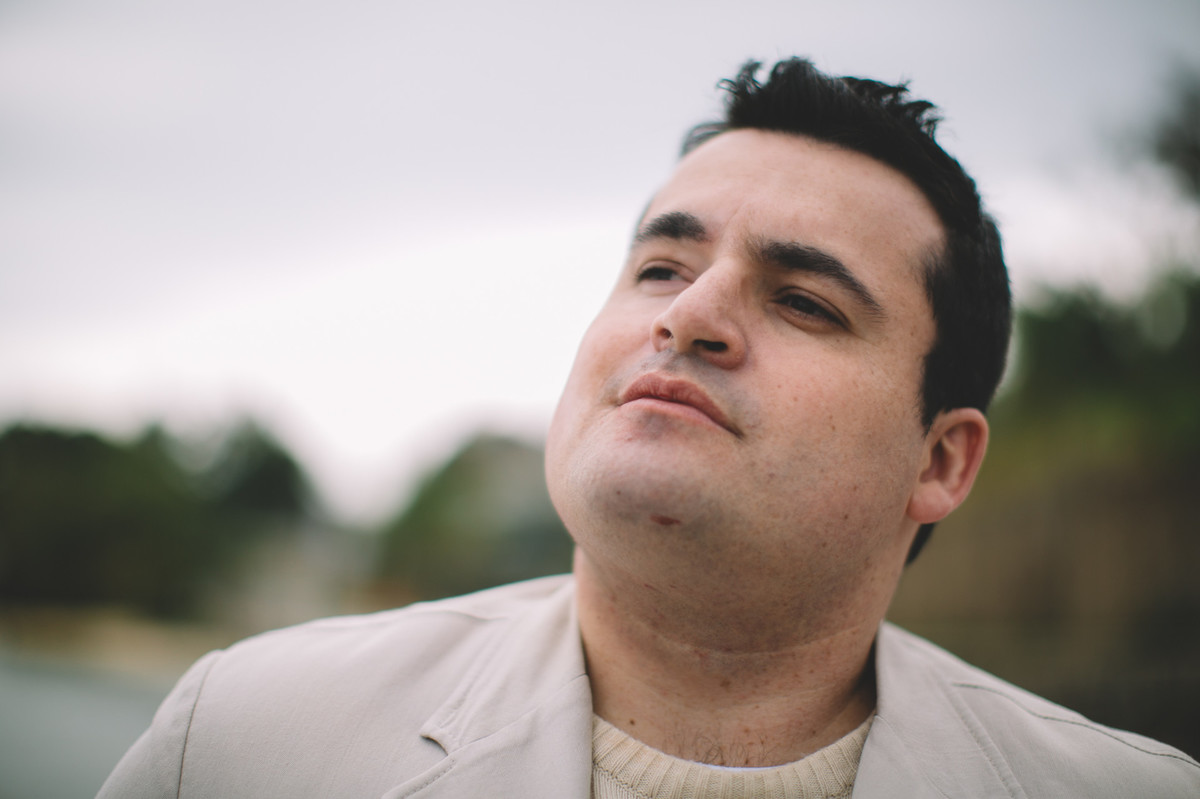 Foto do noivo simpático