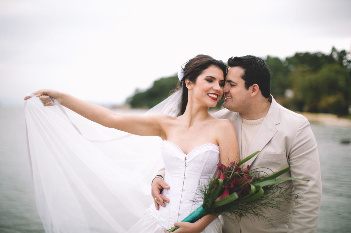 Foto romântica de noivos