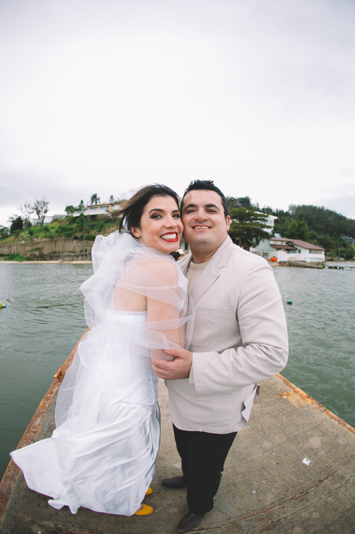 Lente grande angular e noivos sorridentes