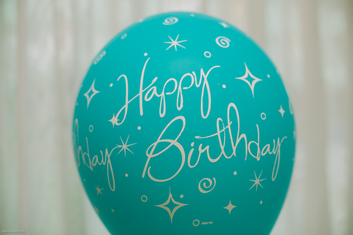 Balão escrito Happy Birthday