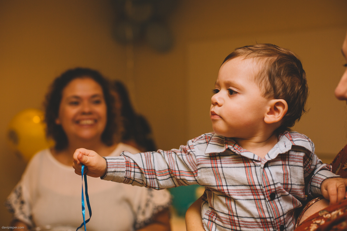 Criança em foco e avó no fundo desfocada