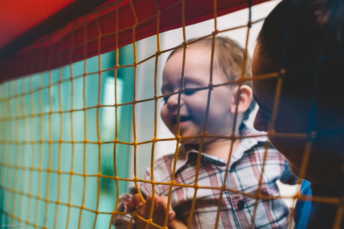 Bebê sorrindo e olhando pra piscina de bolinhas