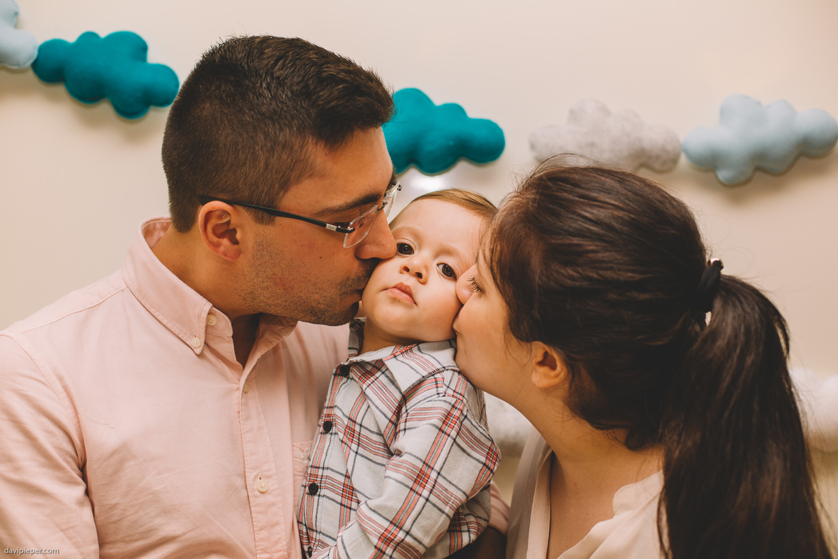 pai e mão dando beijos na bochecha do filho