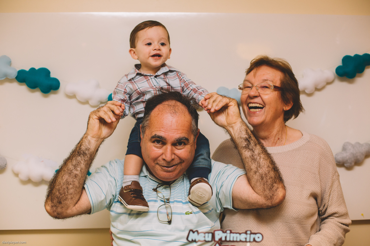 bebê feliz nas costas do tio