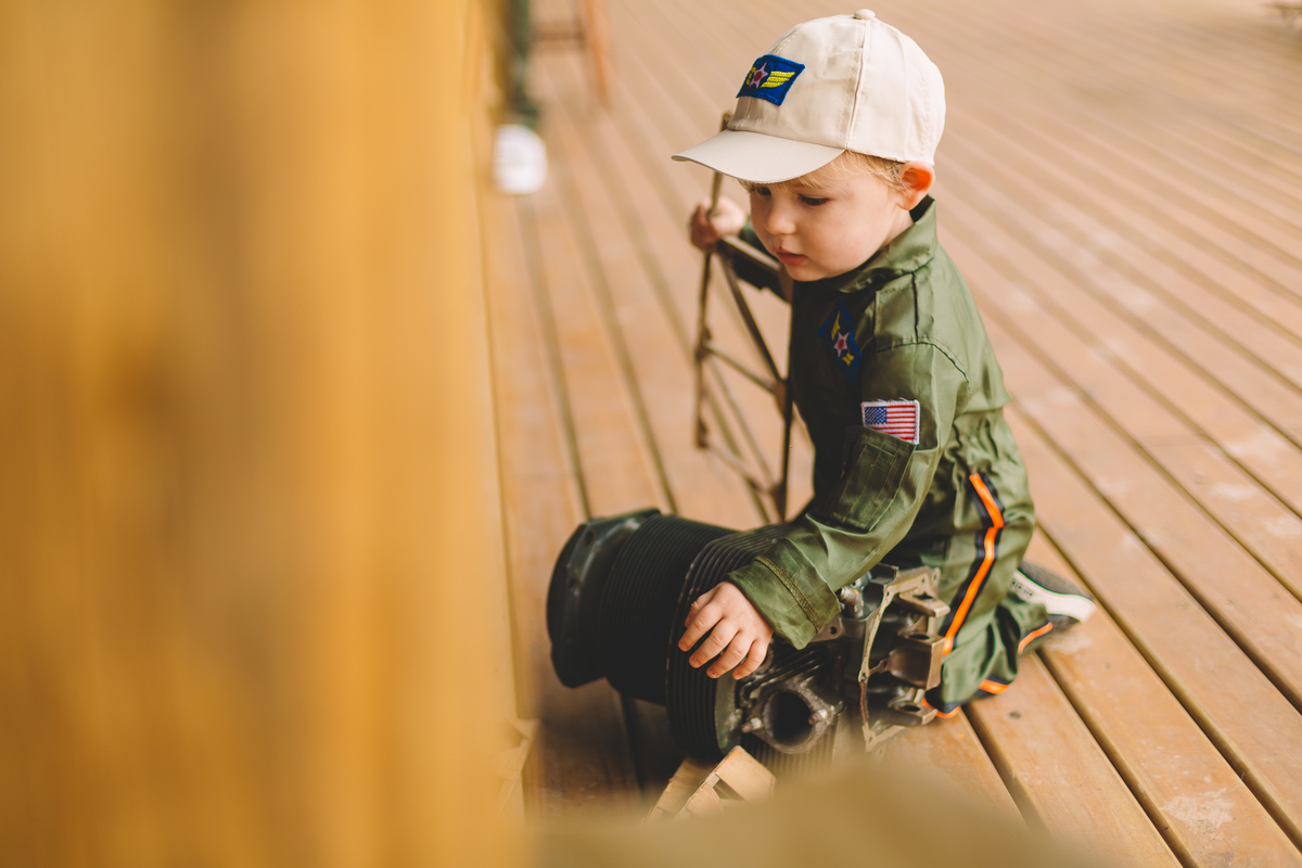 criança brincando com objetos