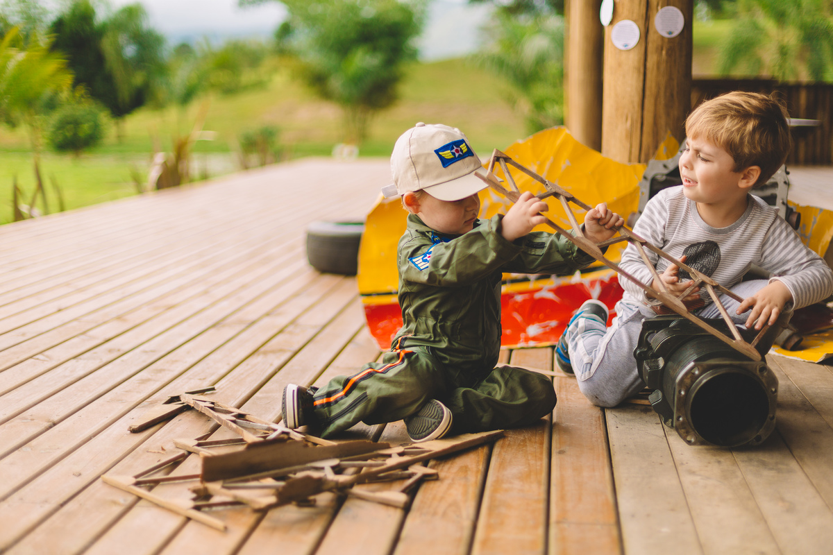 crianças brincando com peças de madeira