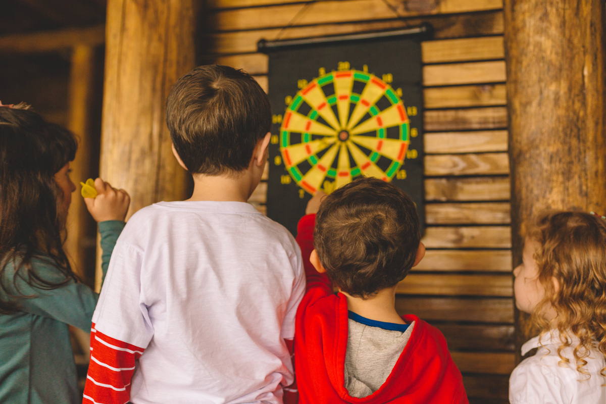 crianças brincando de tiro ao alvo