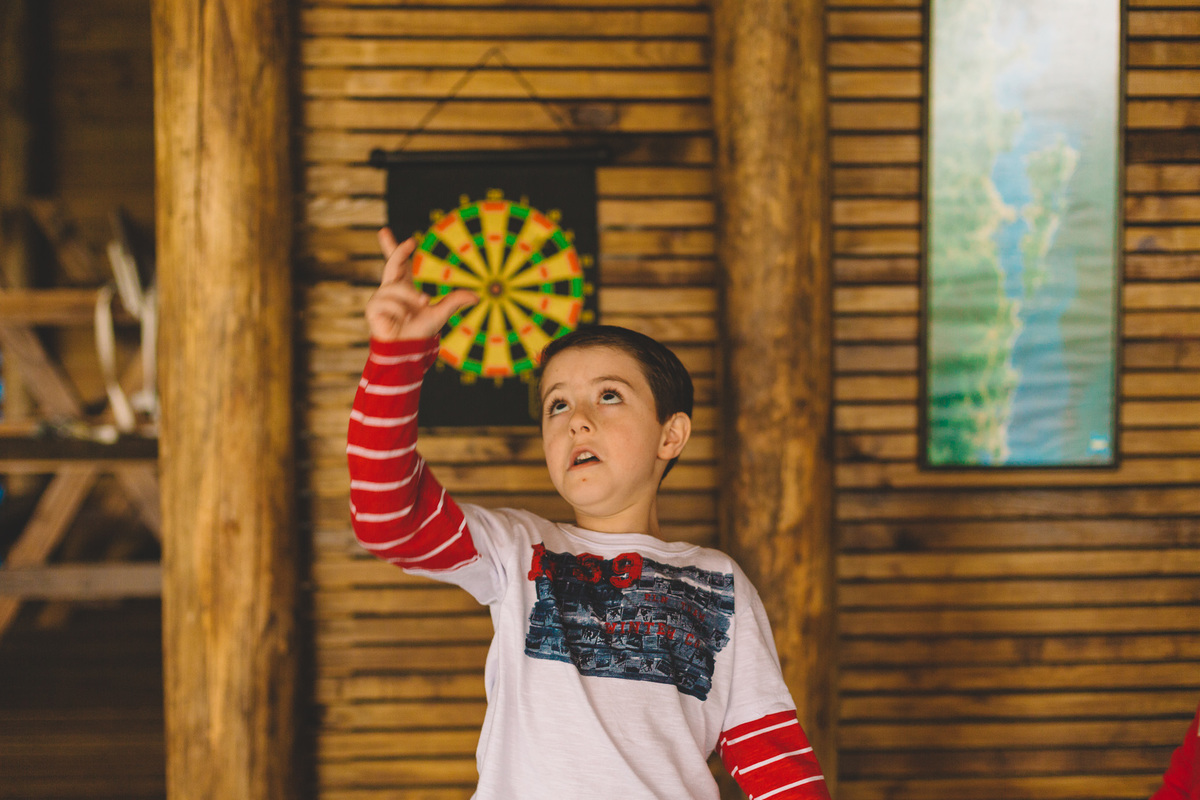 criança de costas brincando