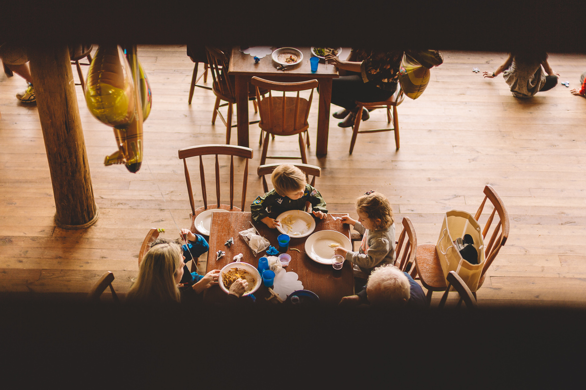 crianças sentadas na mesa almoçando