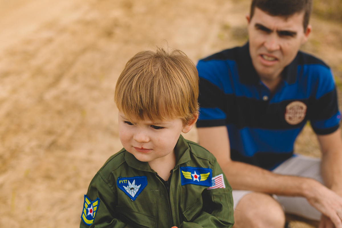 Pai e filho olhando pro horizonte