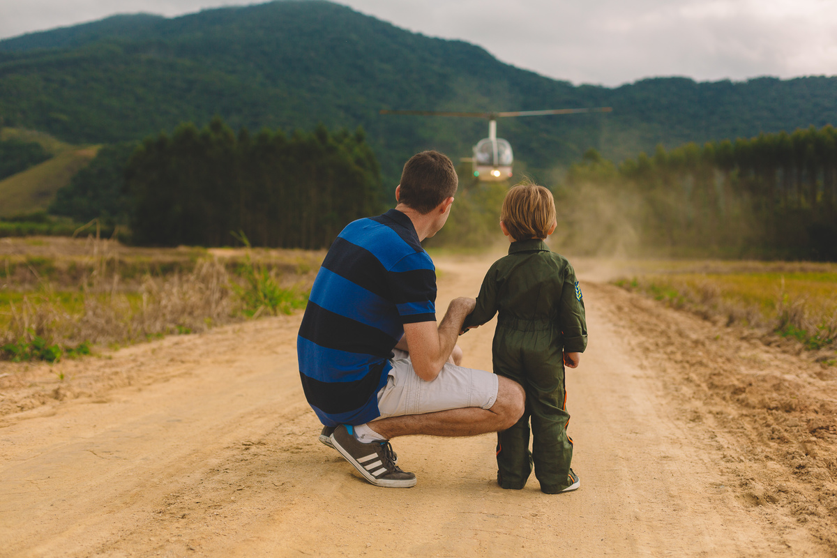esperando o helicóptero pousar