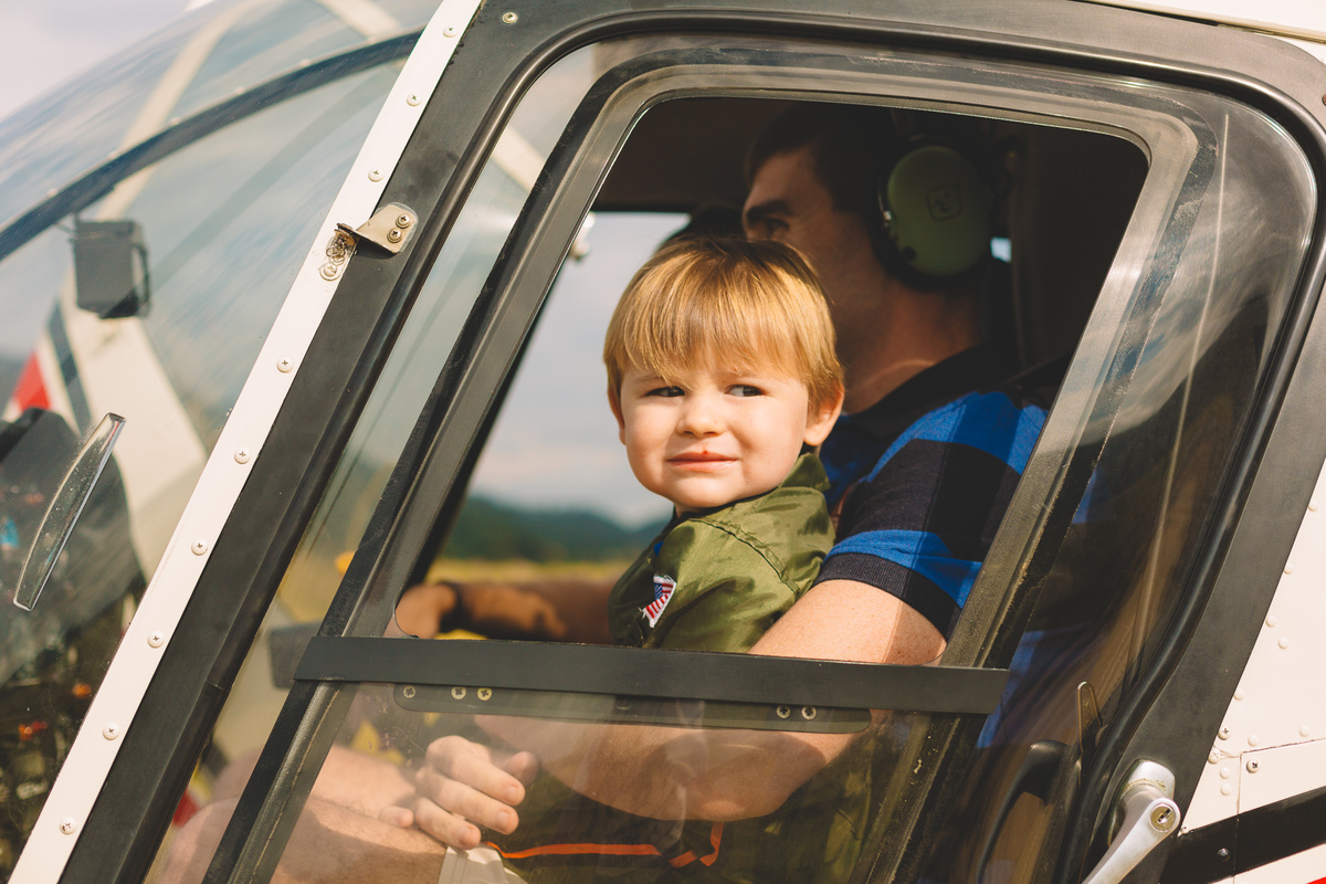 criança sorrindo dentro do helocóptero