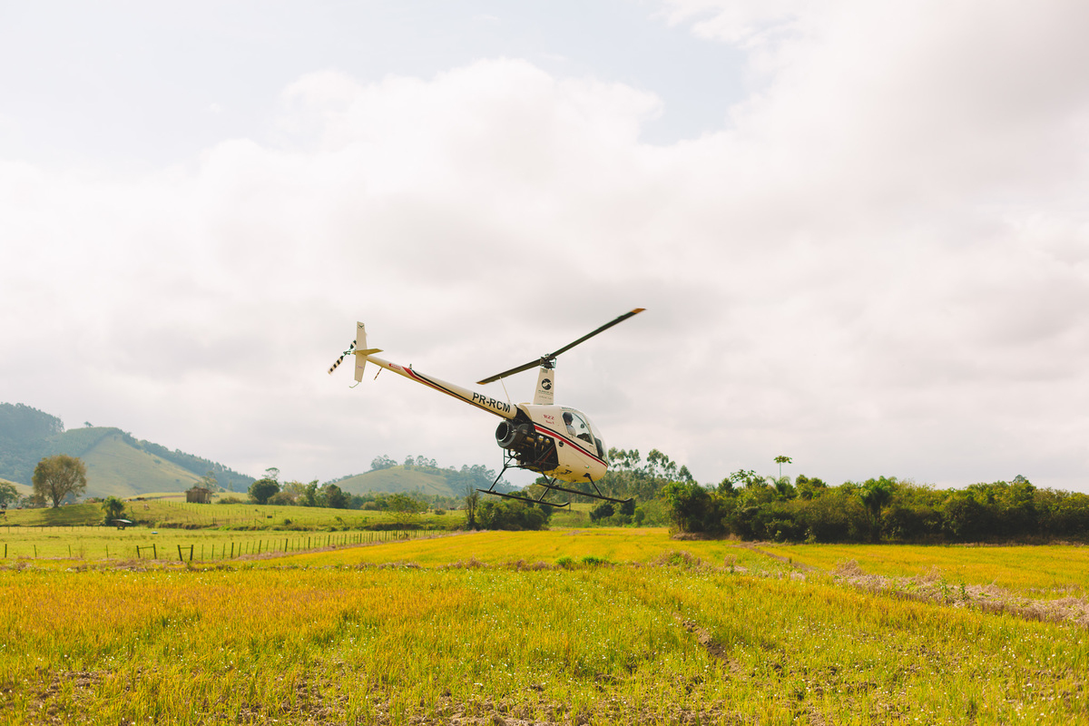 Helicóptero sobrevoando