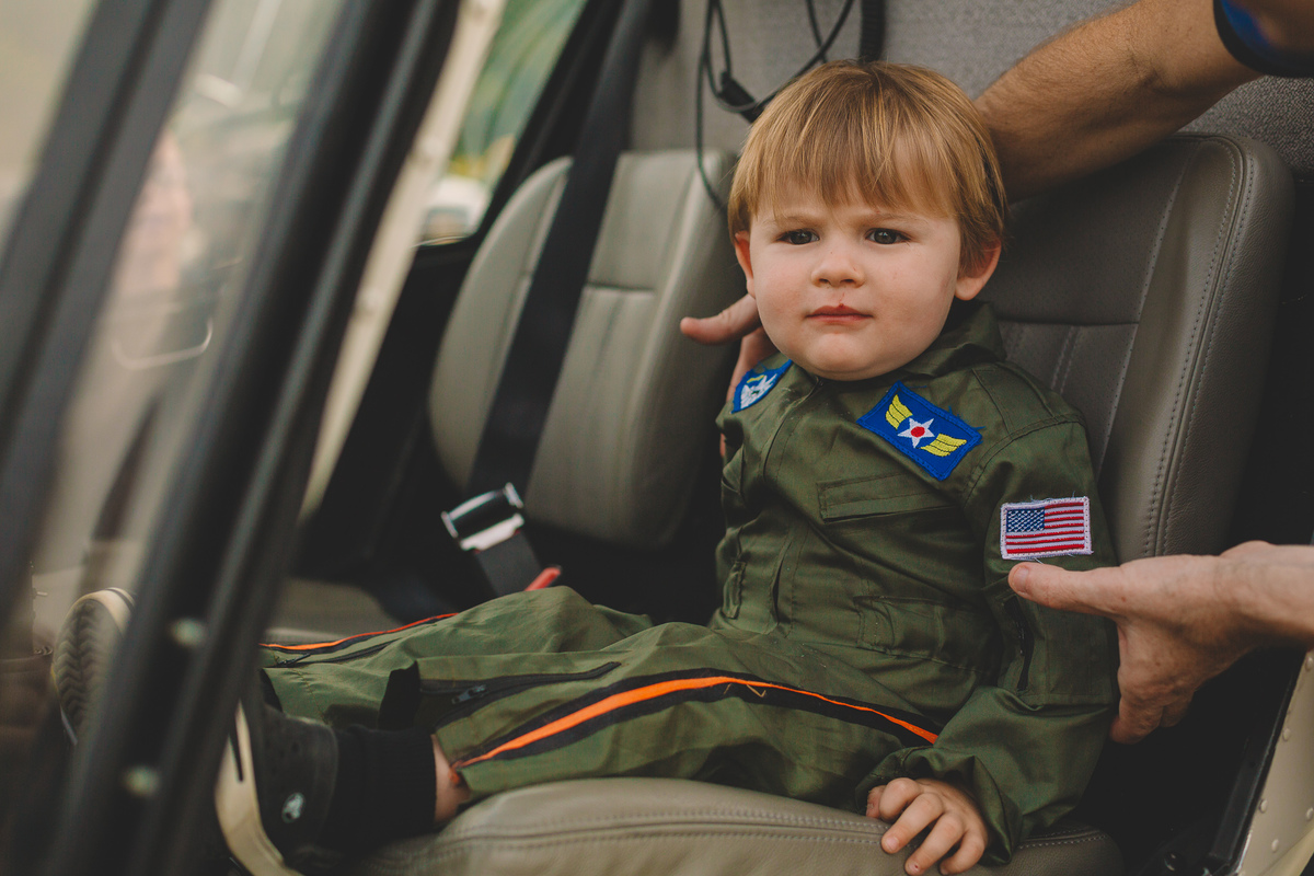 Aniversariante sentado no helicóptero 