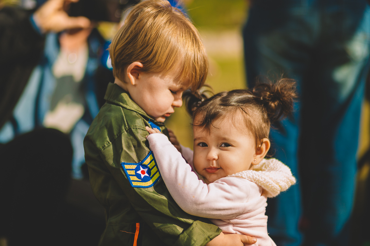 crianças se abraçando