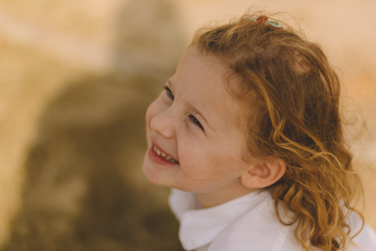 menina loira com cachimbos sorrindo