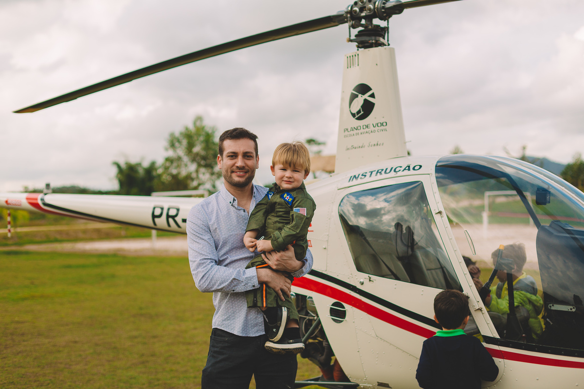 tio com o sobrinho no colo