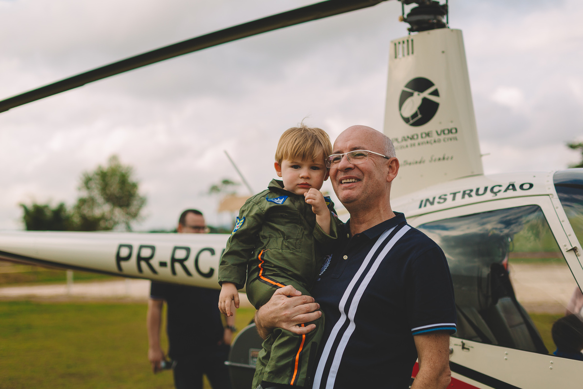 Tio com o aniversariante no colo