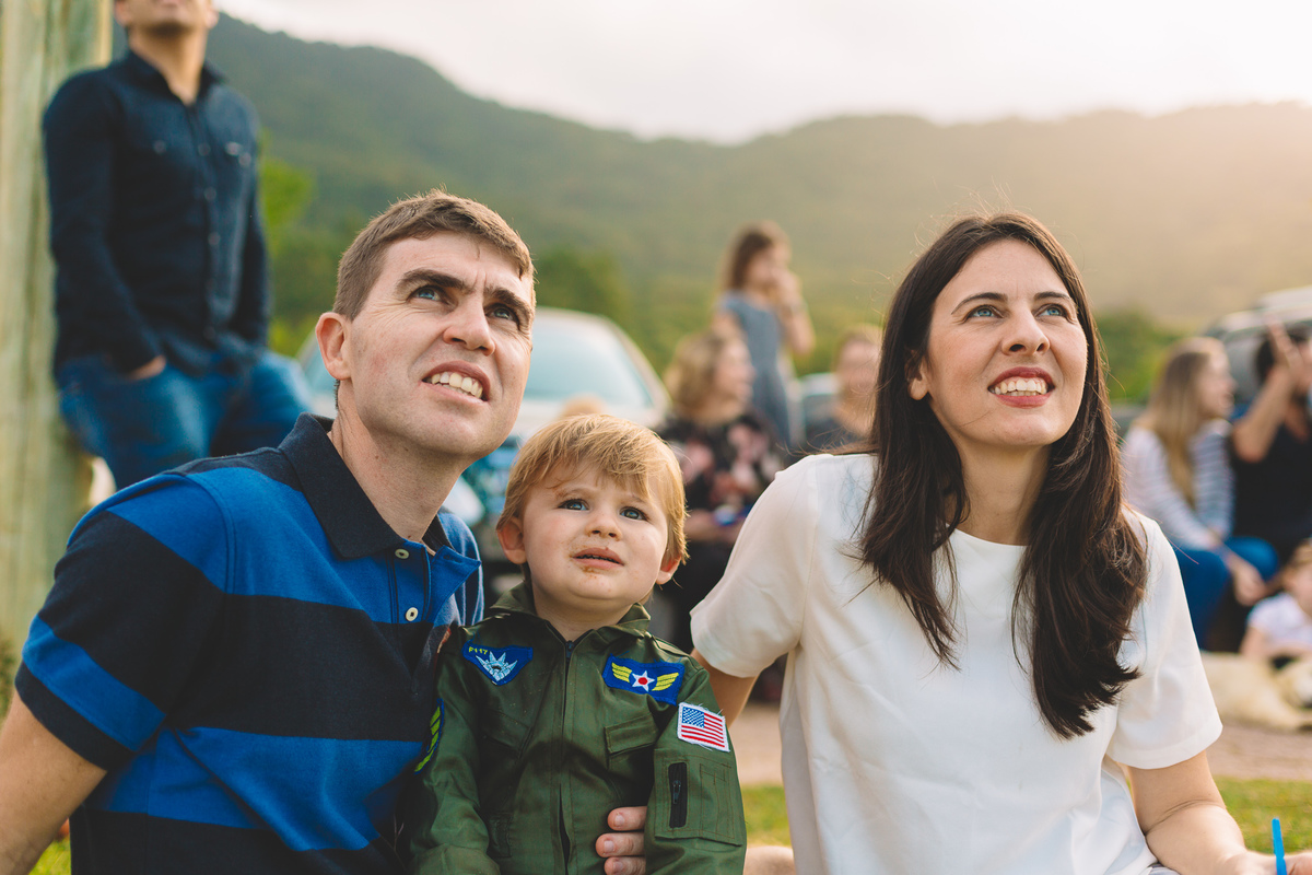 familia sorrindo e olhando pra cima