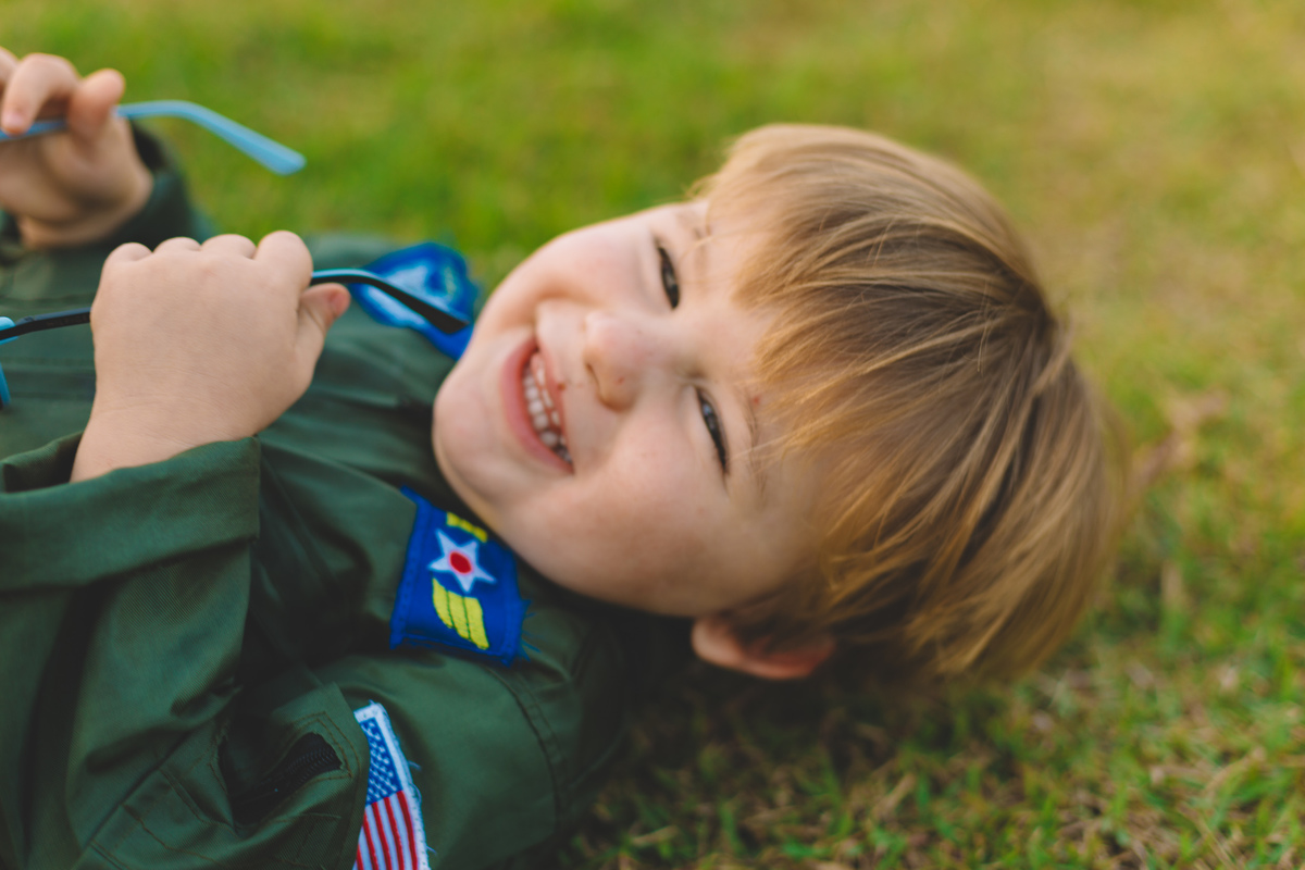 criança sorrindo desfocada