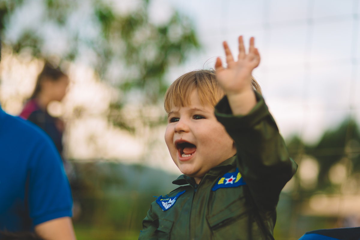 criança dando tchau pra alguém