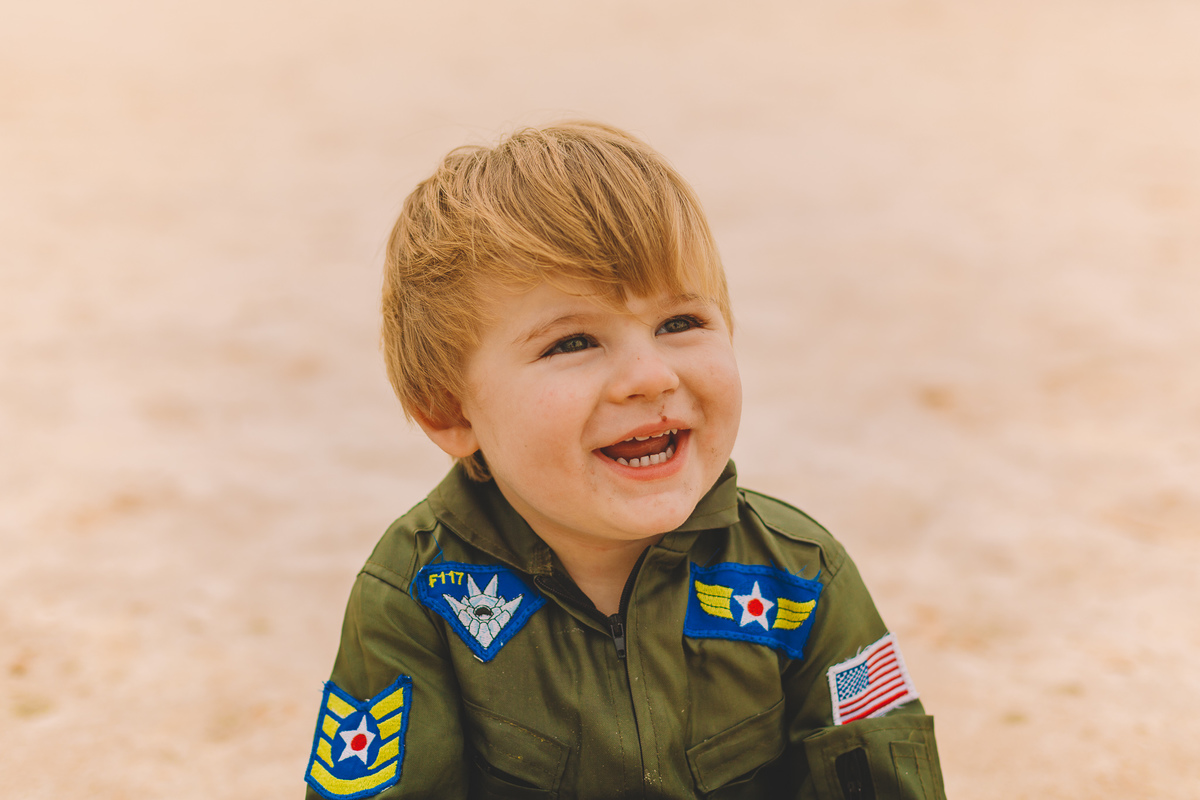 menino sorrindo bem feliz