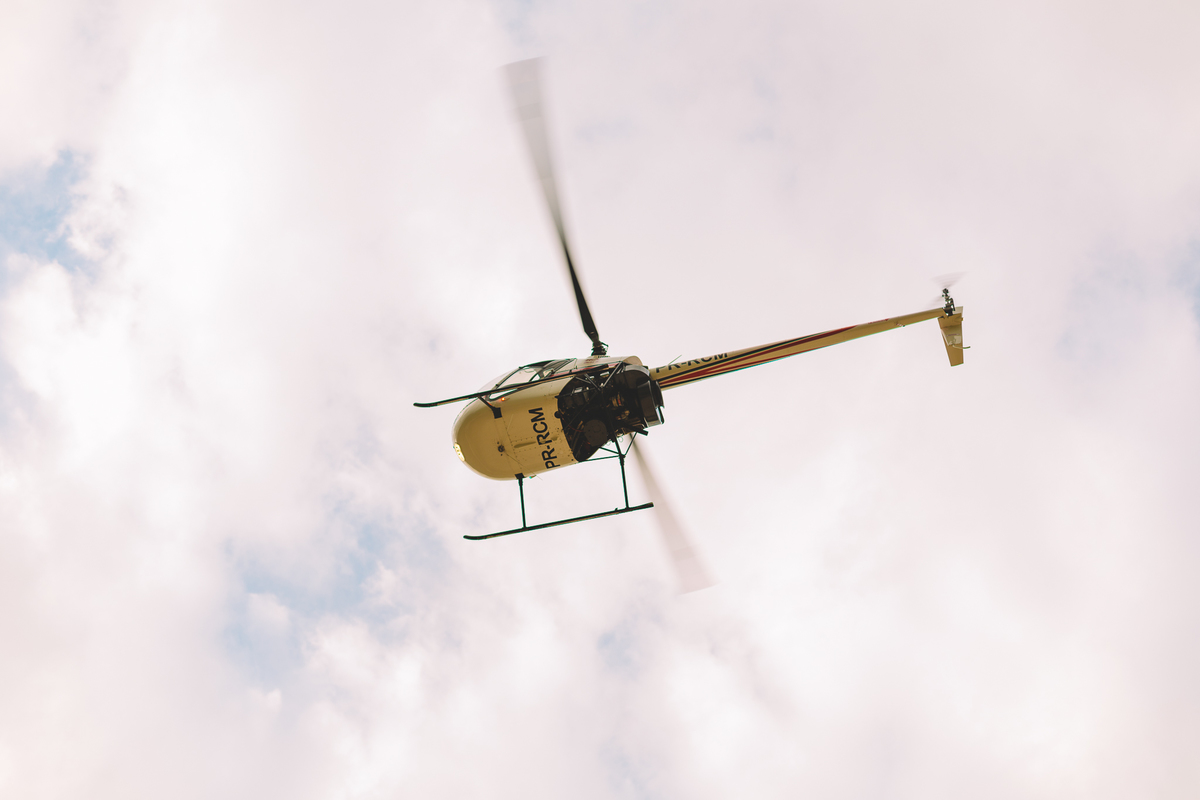 helicóptero voando