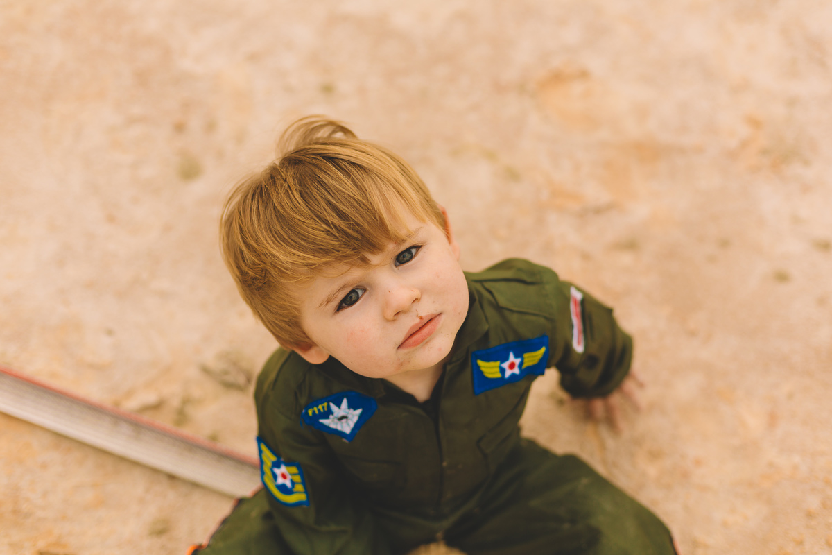 aniversariante olhando curioso pra cima