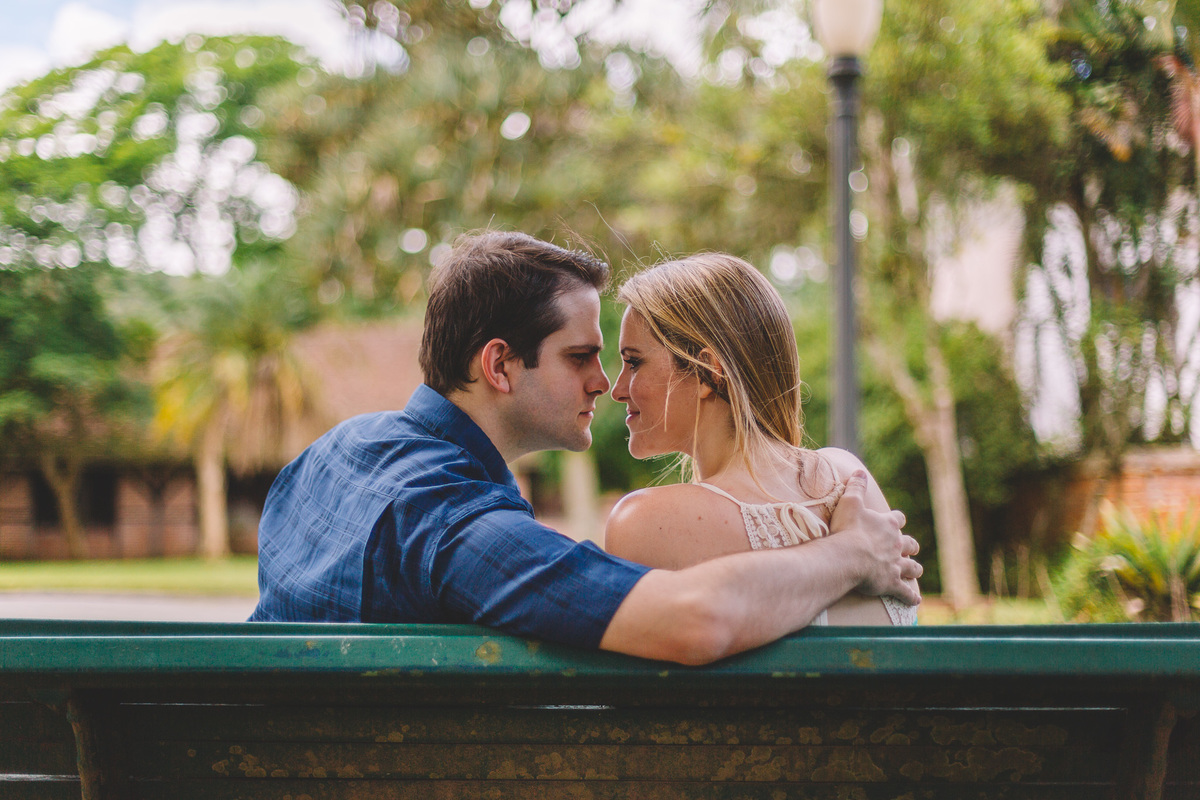 Casal no banco da praça