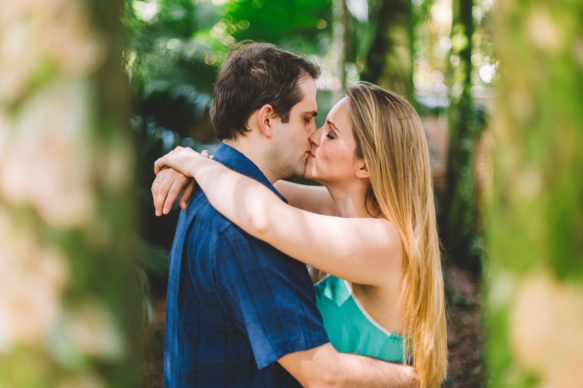 Casal se beijando no meio das árvores