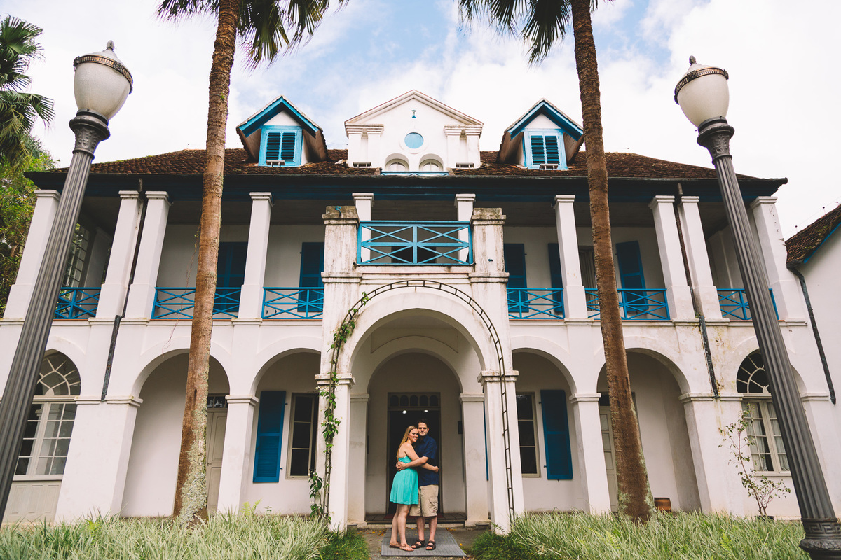 Casal abraçado na frente do museu em Joinville
