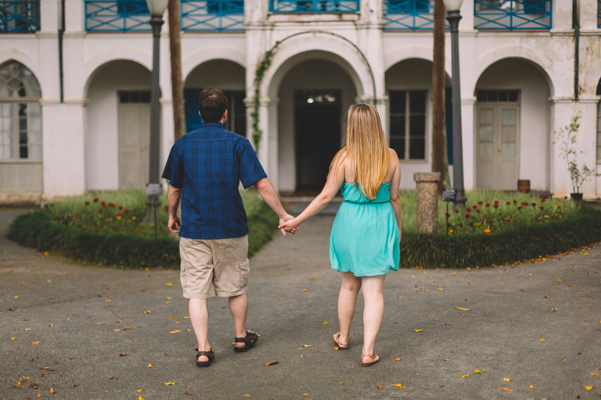 Casal caminhando de mãos dadas apaixonados