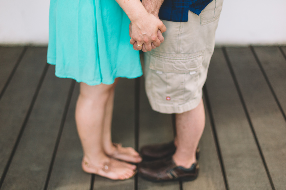 Mãos dadas e pés encostados