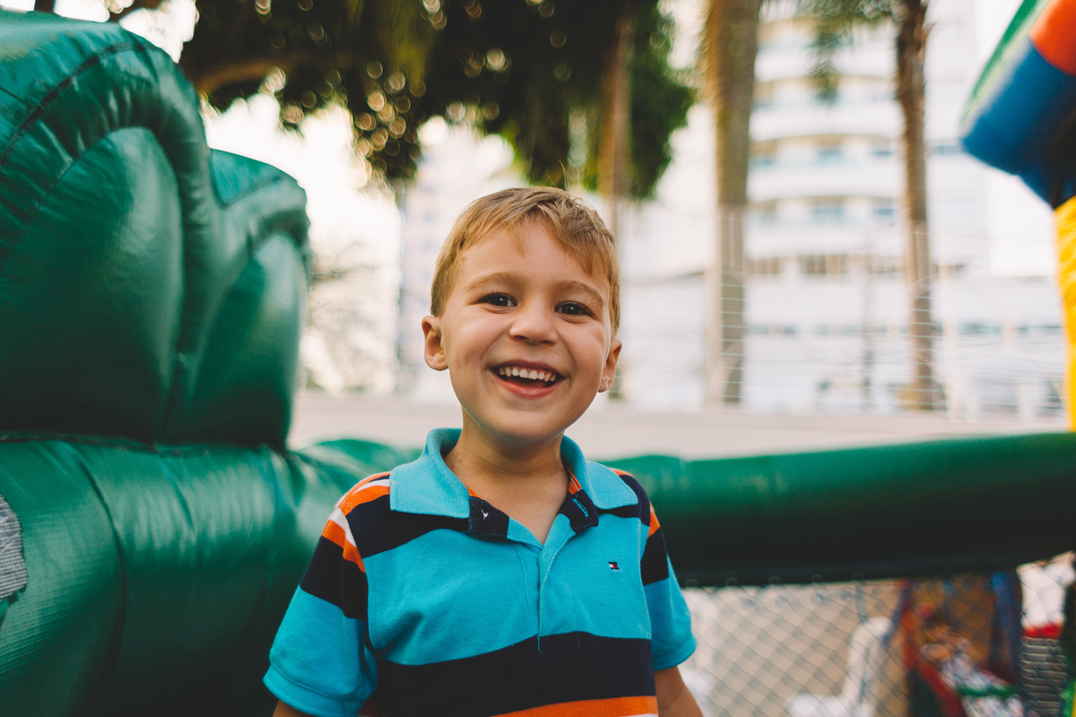 Menino rindo bem feliz brincando