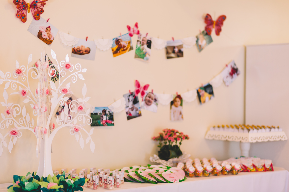 Decoração de aniversário infantil com fotos penduradas