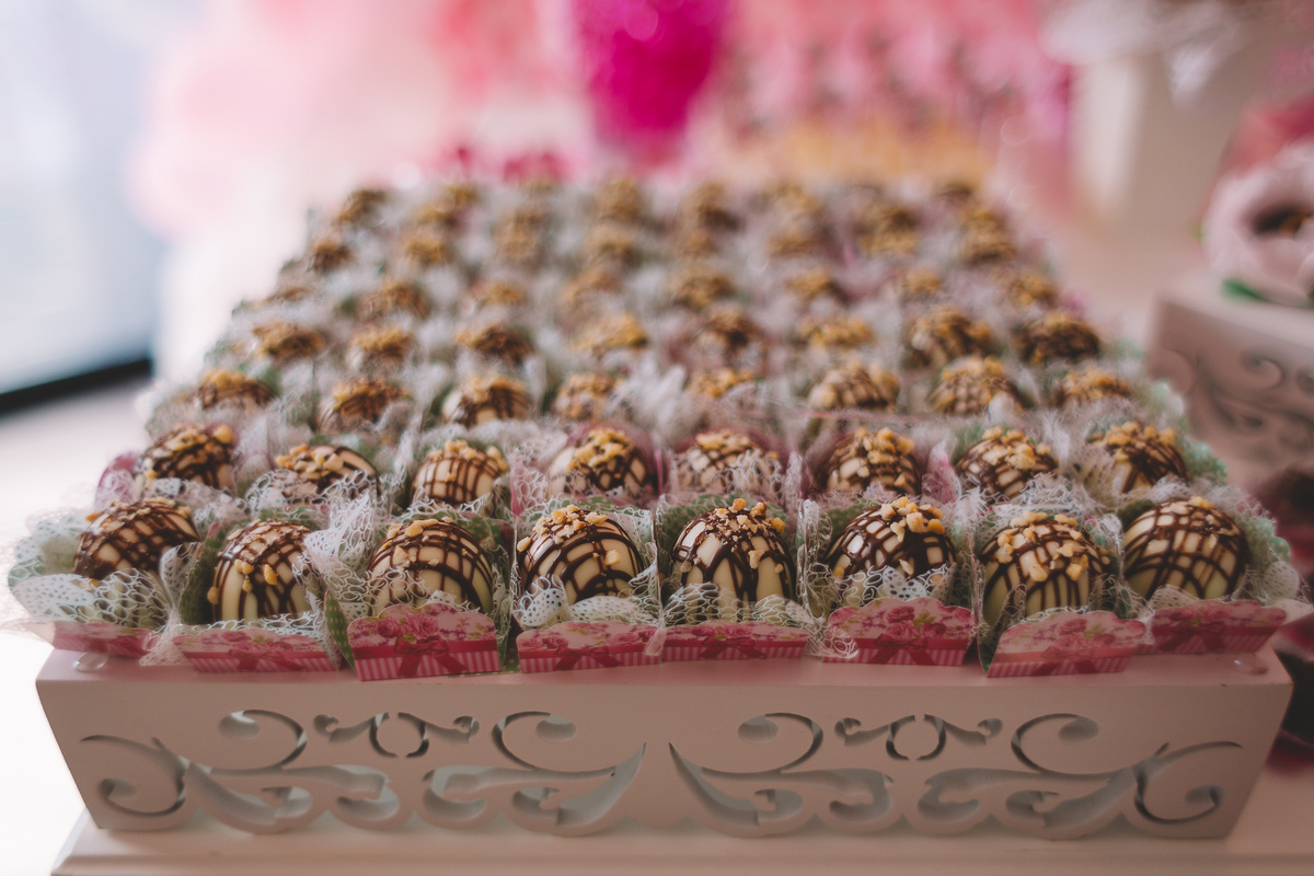 Doces com chocolate branco e preto