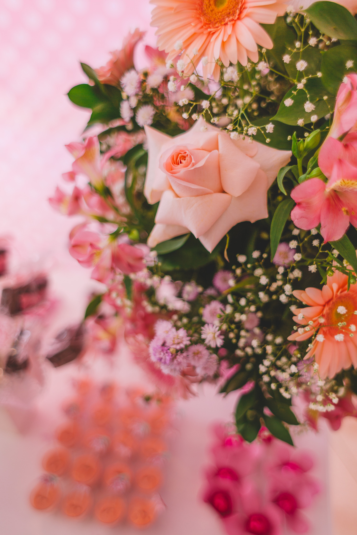 Rosa e decoração do aniversário infantil