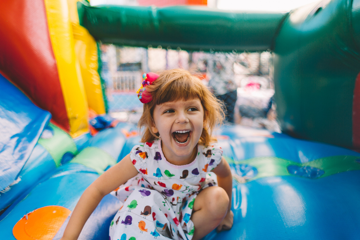 Criança rindo no brinquedo inflável