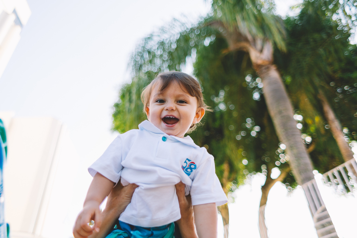 Criança feliz sendo levantada no ar