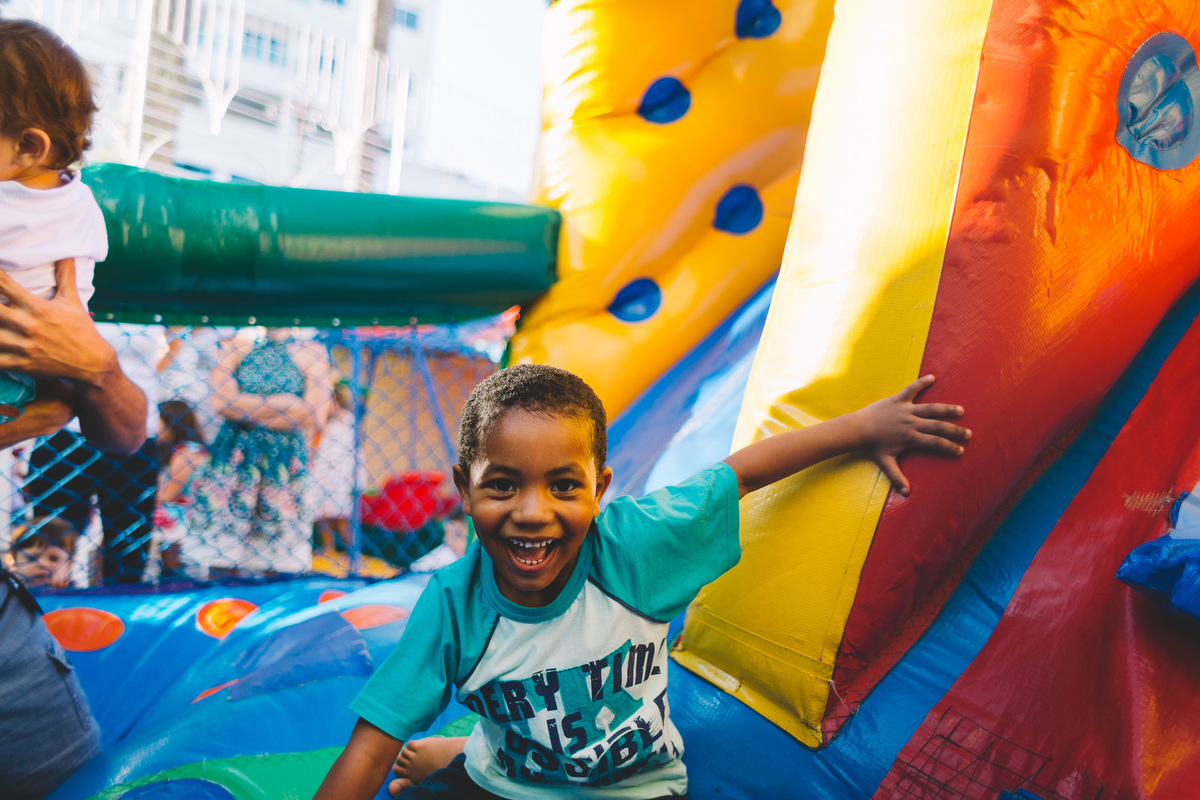 Menino descendo do brinquedo inflável