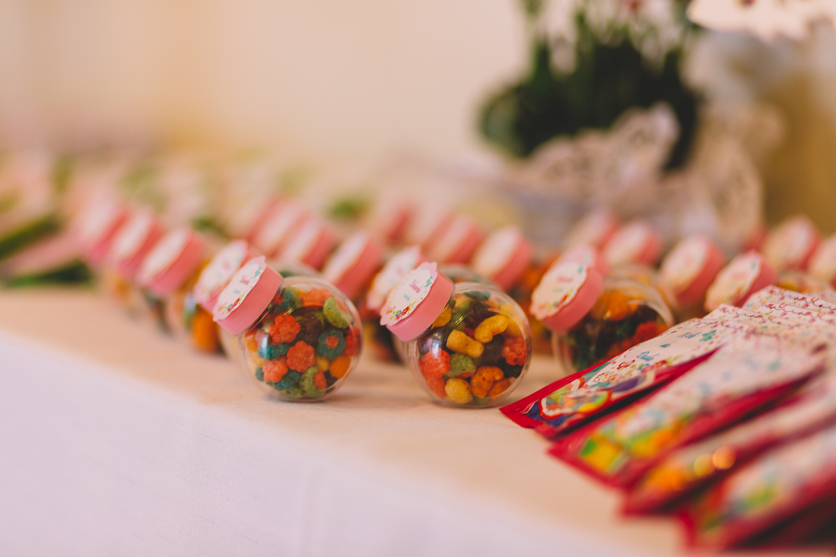 Potinhos com doces para crianças