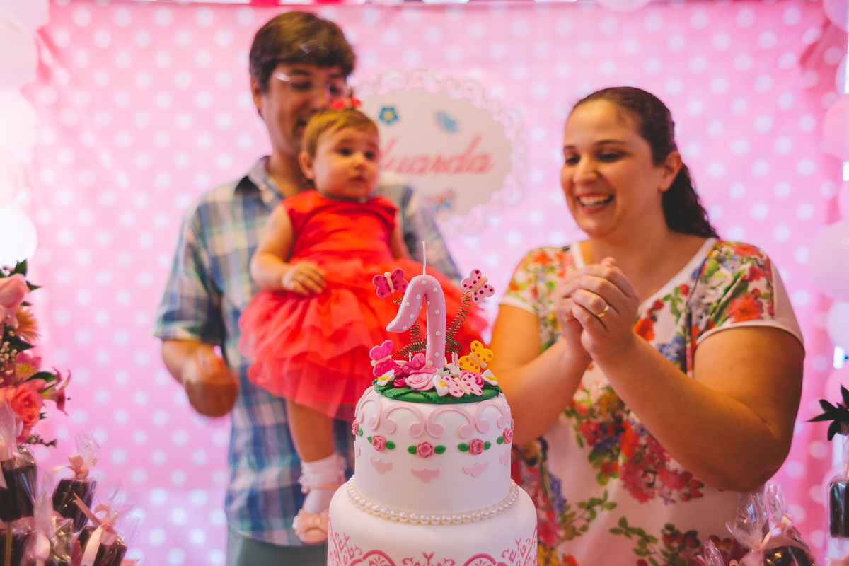 Cantando parabéns com o foco no bolo
