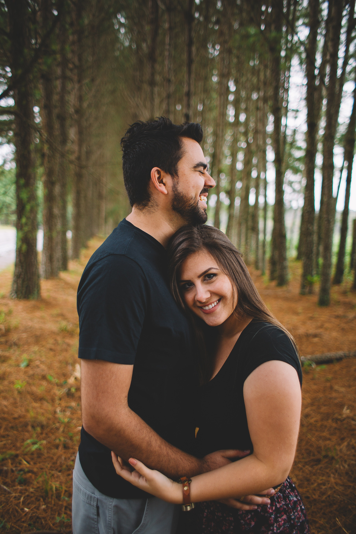 Namorada abraçada no namorado e os dois rindo